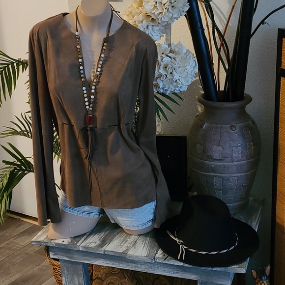 SALE TODAY BEAUTIFUL SUEDE BROWN COWGIRL TOP. - Picture 11 of 16